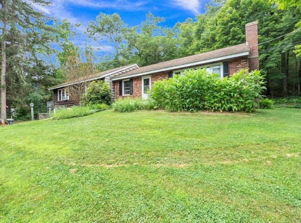 10 Hillside Dr, Brimfield, MA 01010