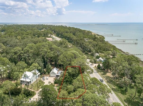 103 Bay Colony Way, Apalachicola, FL 32320