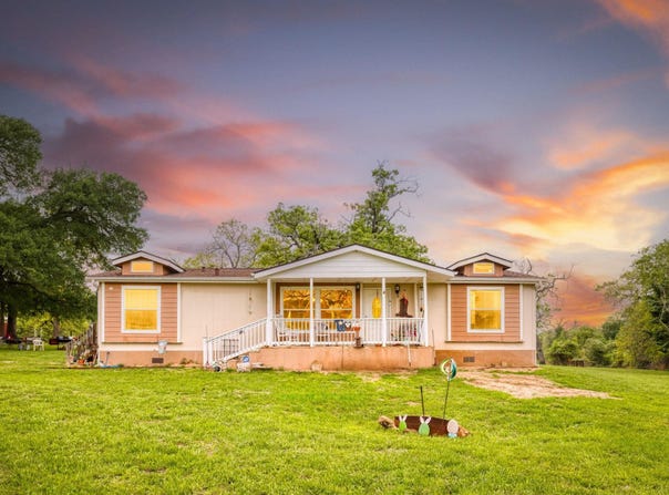 375 Coastal LN, Luling, TX 78648