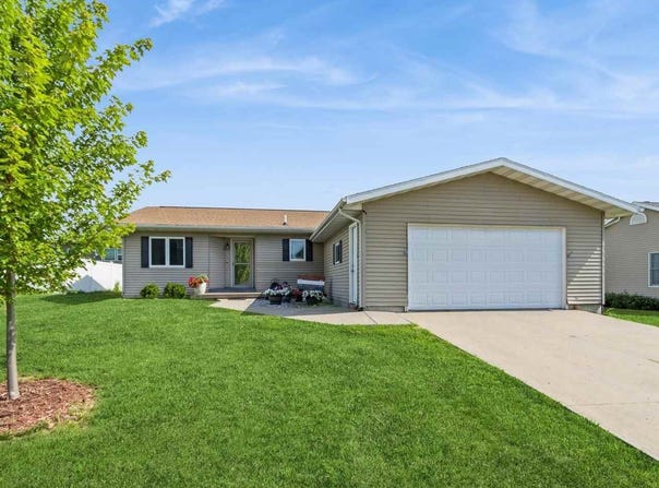 206 Buckeye Ln., Riverside, IA 52327