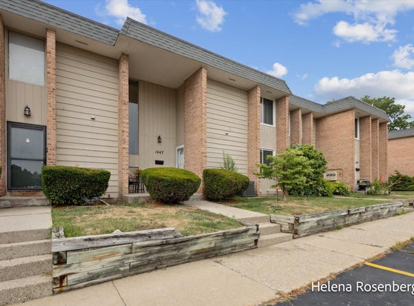 1447 N Saxony Drive SE, Grand Rapids, MI 49508