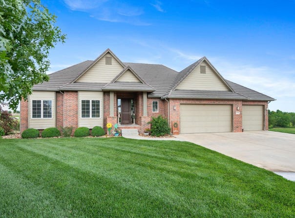 10345 SE Lake Bend Dr, Pratt, KS 67124
