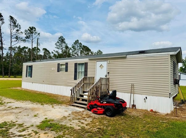 55 Pine Ridge Rd., Hazlehurst, GA 31539