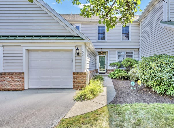 203 Thackeray Close, Moosic, PA 18507