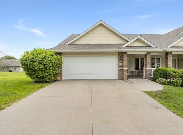 74 Brentwood Dr, IA 52245