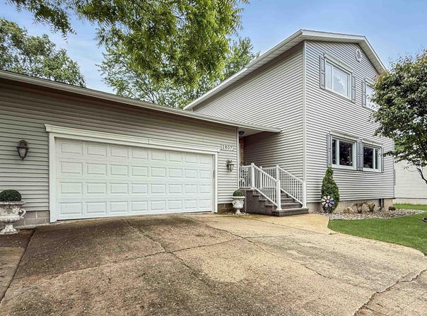2807 S 5th, Escanaba, MI 49829