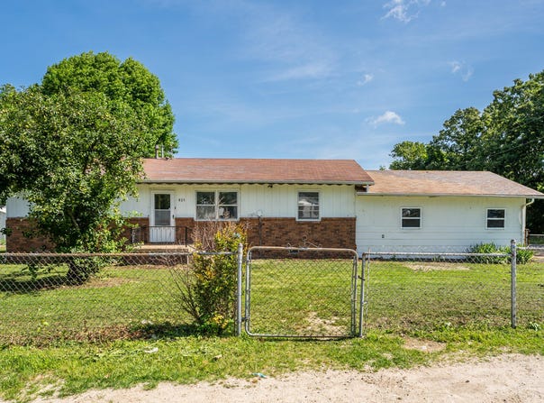 621 E Cleveland Street, Seymour, MO 65746