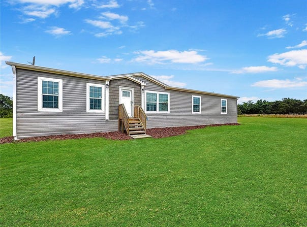 8851 C 469, CENTER HILL, FL 33514