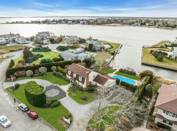 26 Oak Lane, Hampton Bays, NY 11946