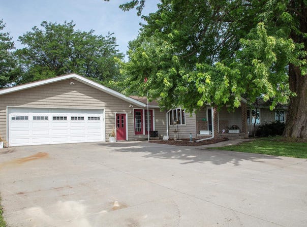 817 N Vernon Rd, Conrad, IA 50621