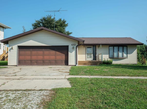 410 3rd St, Dumont, IA 50625