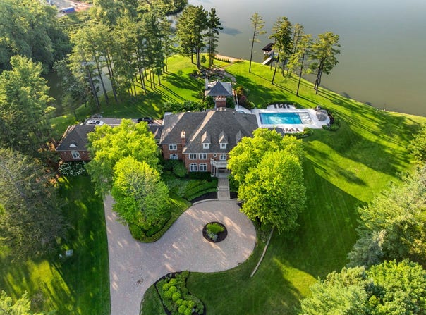 92 Hawthorne Road, Barrington Hills, IL 60010