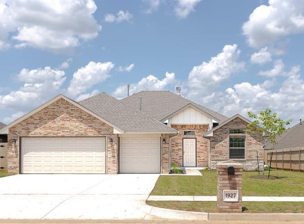 1927 W Flintlock Way, Mustang, OK 73064