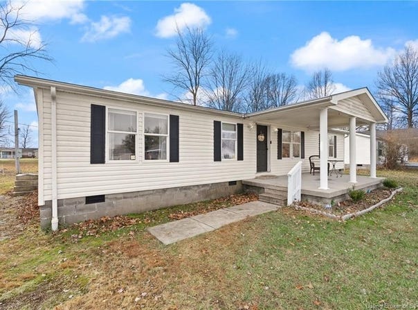 1323 W Kenwood Drive, Austin, IN 47102