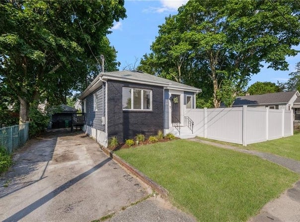 14 Center Court, Warwick, RI 02889