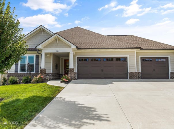 255 Trillium Tr, Lenoir City, TN 37771