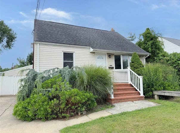 449 N Indiana Avenue, Lindenhurst, NY 11757