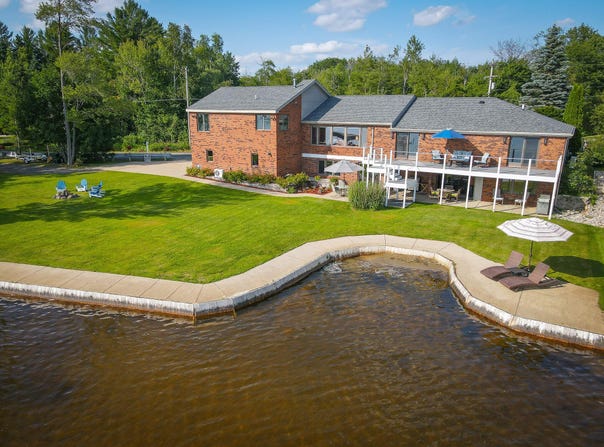 815 E Lake Mitchell Drive, Cadillac, MI 49601