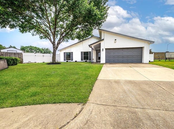 3029 Meadow Creek Court, Grand Prairie, TX 75052