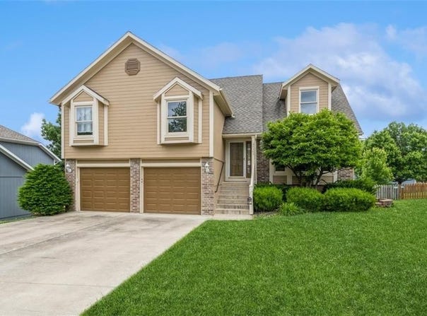 5309 NE Rainbow Circle, Lee's Summit, MO 64064