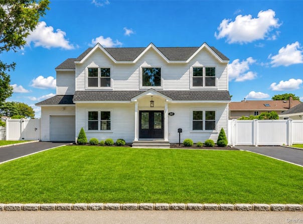 37 Gladstone Avenue, West Islip, NY 11795