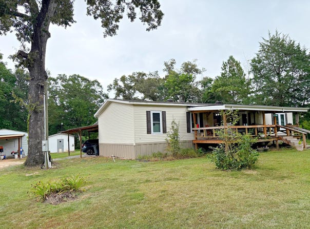 308 Rainey Rd., Moselle, MS 39459