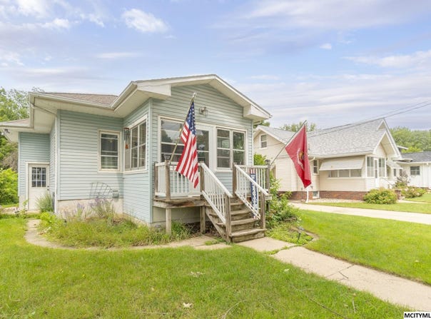 227 N Crescent Dr, MASON CITY, IA 50401