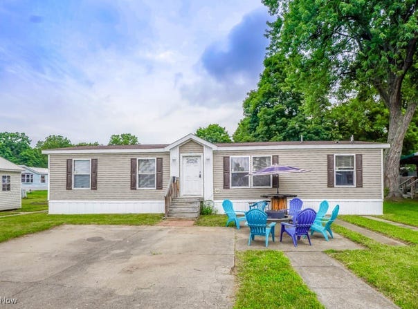 221 Sea Gull Lane, New Philadelphia, OH 44663