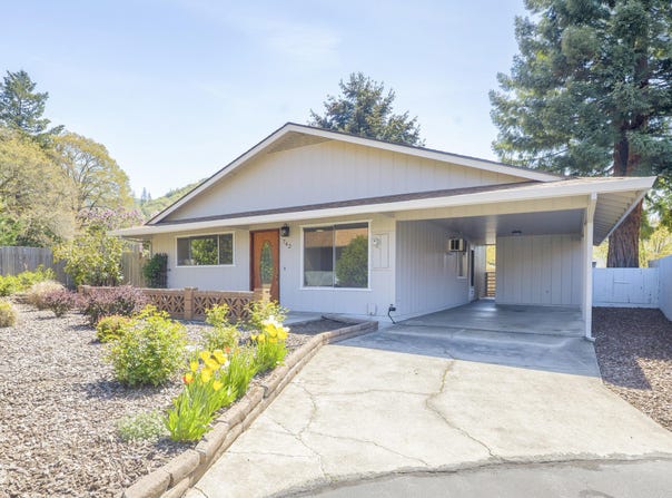 742 Brookside Circle, Rogue River, OR 97537