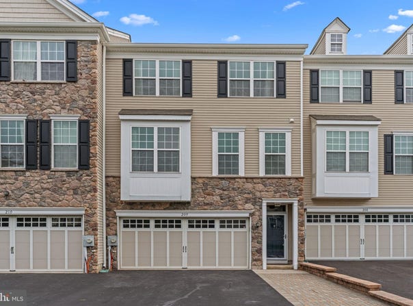 209 CHESTNUT COURT, LANGHORNE, PA 19047