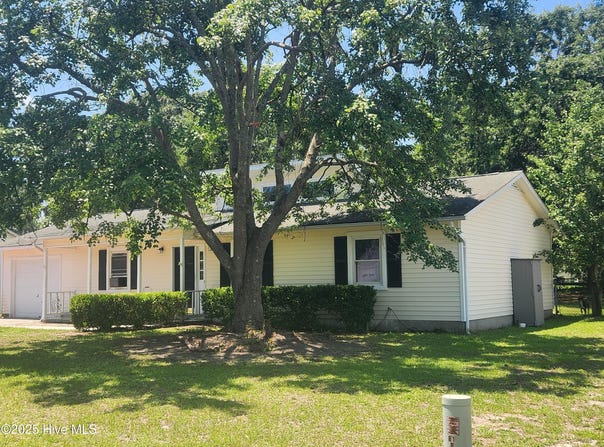 205 Cinnamon Drive, Hubert, NC 28539