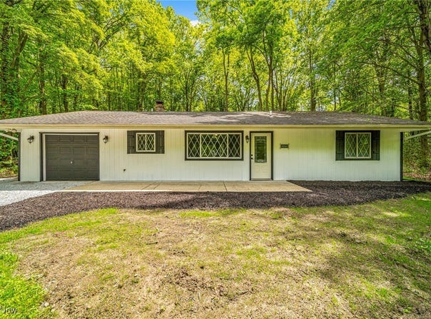 2086 S Park Lane, Roaming Shores, OH 44084