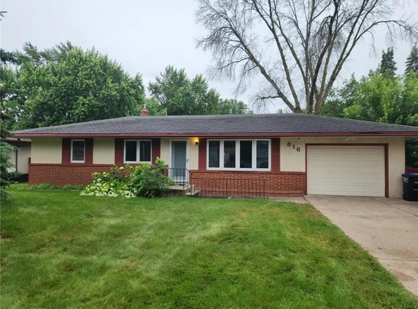 816 Grandview Avenue W, Roseville, MN 55113