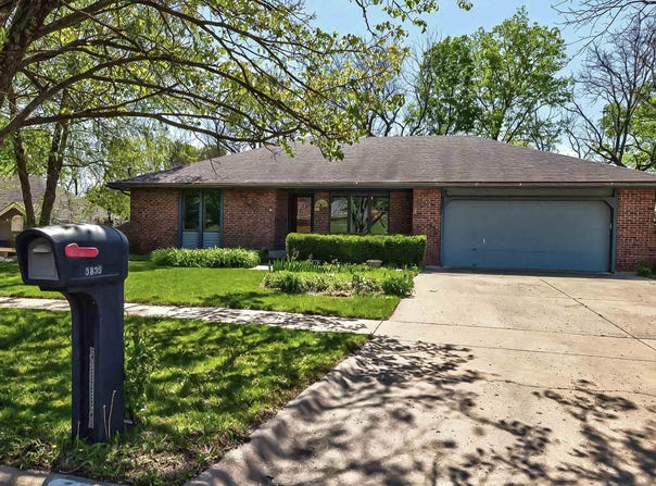 3835 SW Wood Valley DR, Topeka, KS 66610