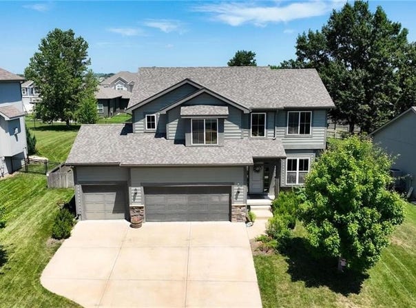 1009 SE Forest Ridge Court, Blue Springs, MO 64014