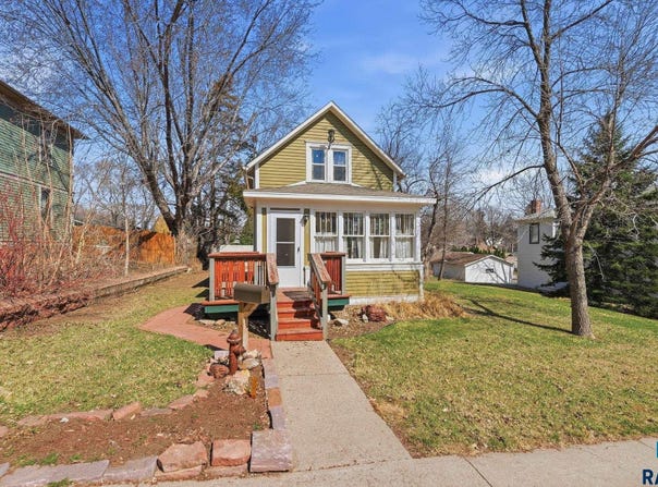 306 E 7th St, Dell Rapids, SD 57022