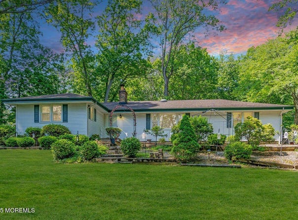 7 E Parkway Place, Holmdel, NJ 07733