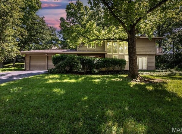 12827 Huntercreek Road, Des Peres, MO 63131