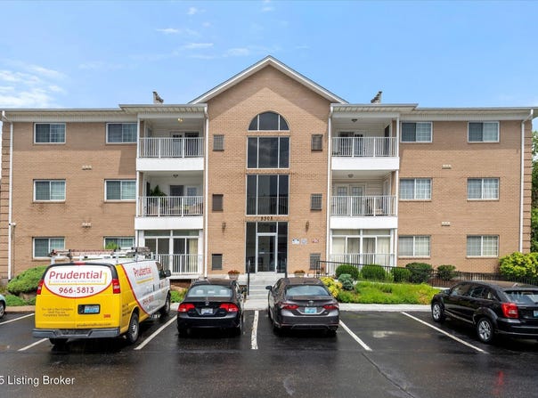 8505 Atrium Dr, Louisville, KY 40220