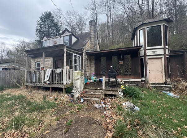 820 Green Valley Dr, Saint Albans, WV 25177