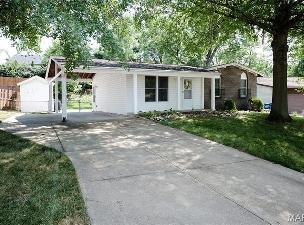 1040 Nagia Court, St Louis, MO 63026