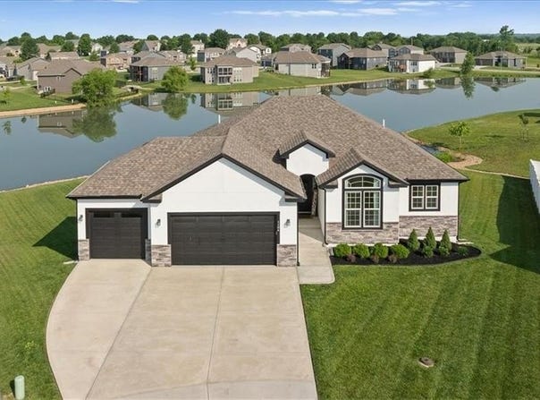 1104 SW Magnolia Circle, Oak Grove, MO 64075