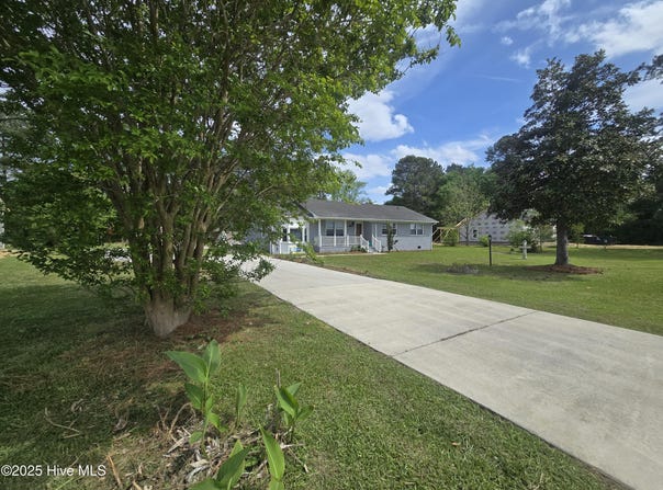 302 Giles Marshburn Road, Burgaw, NC 28425