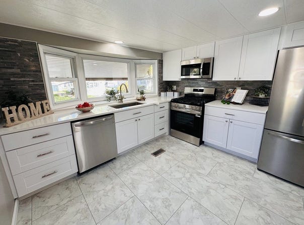 11 Lamplighter Ln, Springfield, MA 01119