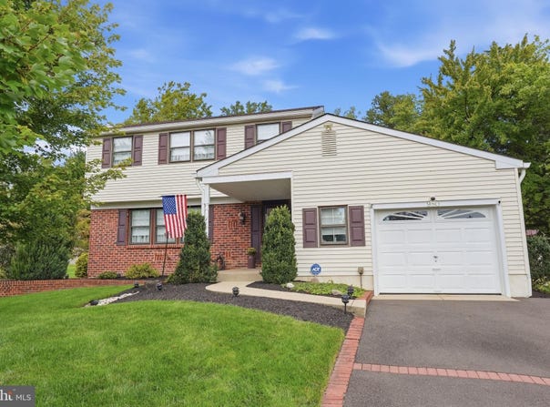 980 DECKER Lane, WARMINSTER, PA 18974