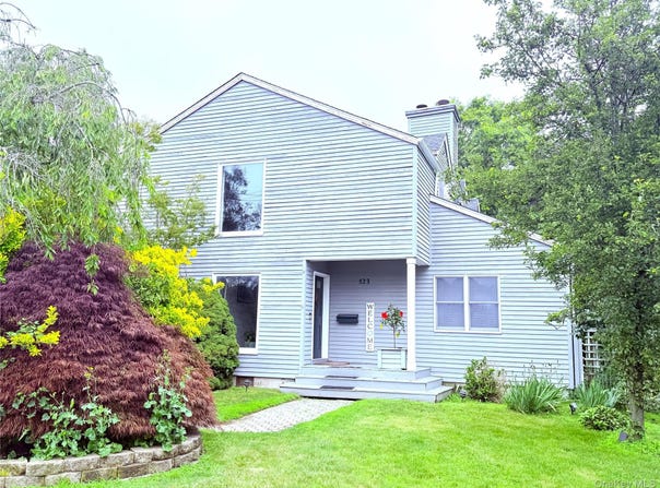 523 Hellwig Lane, West Islip, NY 11795