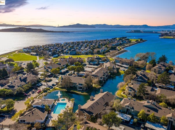 63 Lakeshore Ct, Richmond, CA 94804