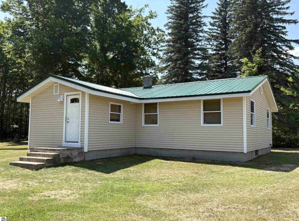 8655 SE Campbell Road, Fife Lake, MI 49633