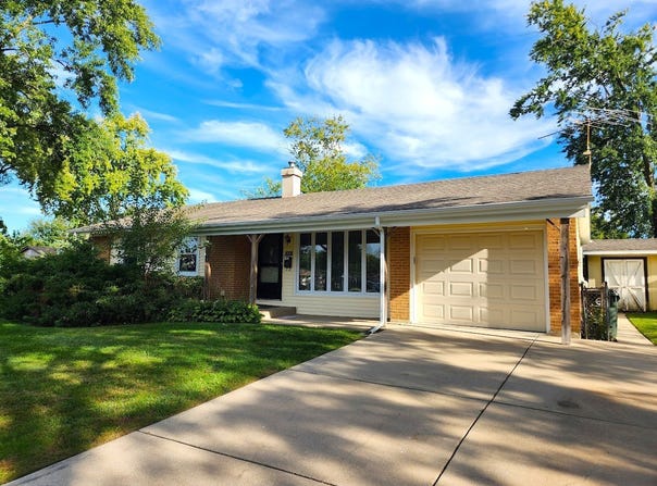 325 Spruce Lane, Elk Grove Village, IL 60007