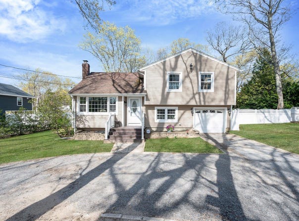 29 Wyandanch Boulevard, Smithtown, NY 11787